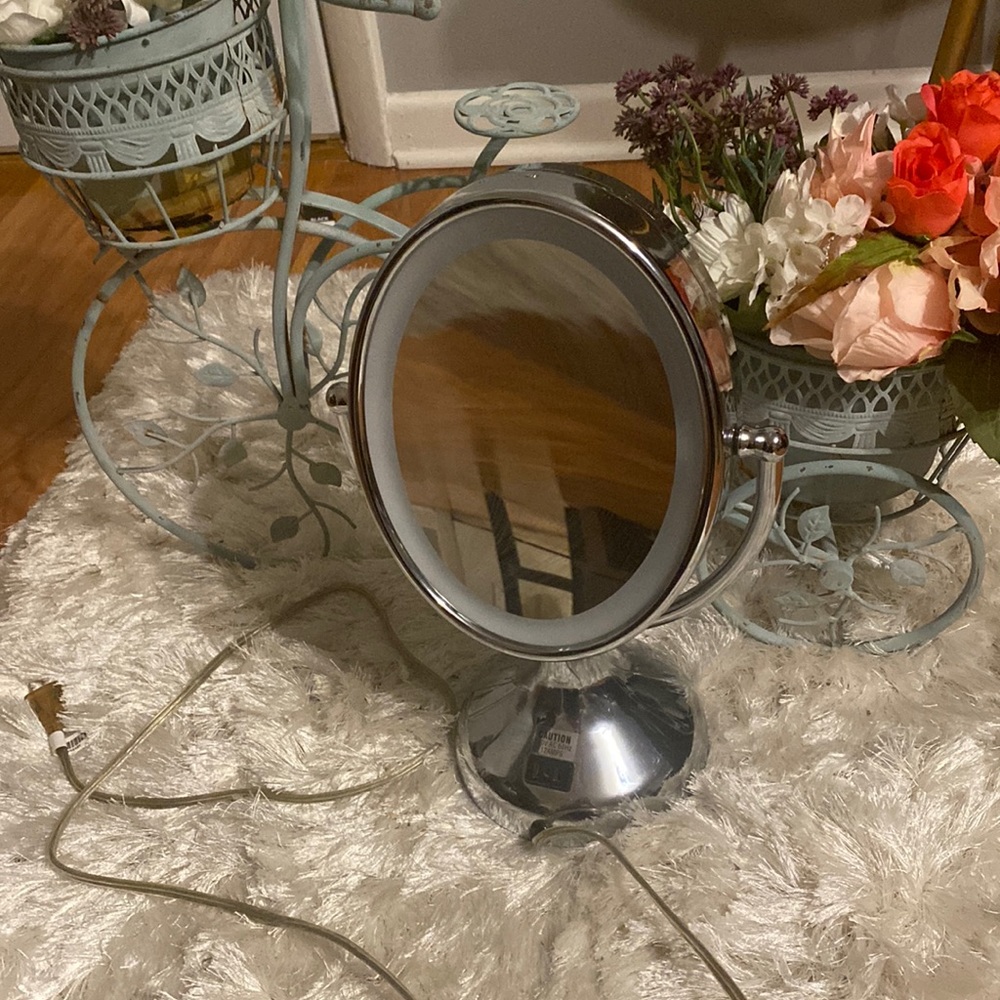 Pre-Owned Conair Dual Sided Lighted Oval Vanity Make Up Adjustable Angle Mirror